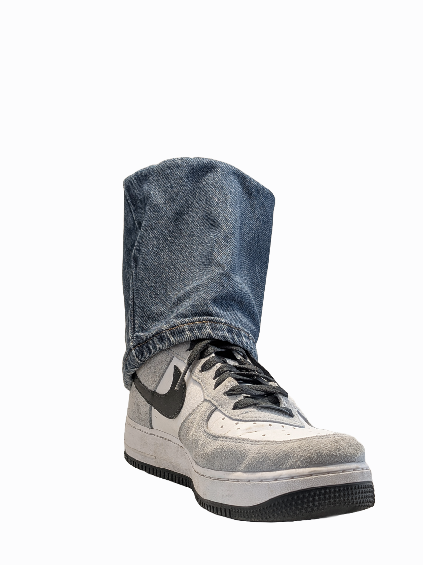 Sneaker with light wash jeans