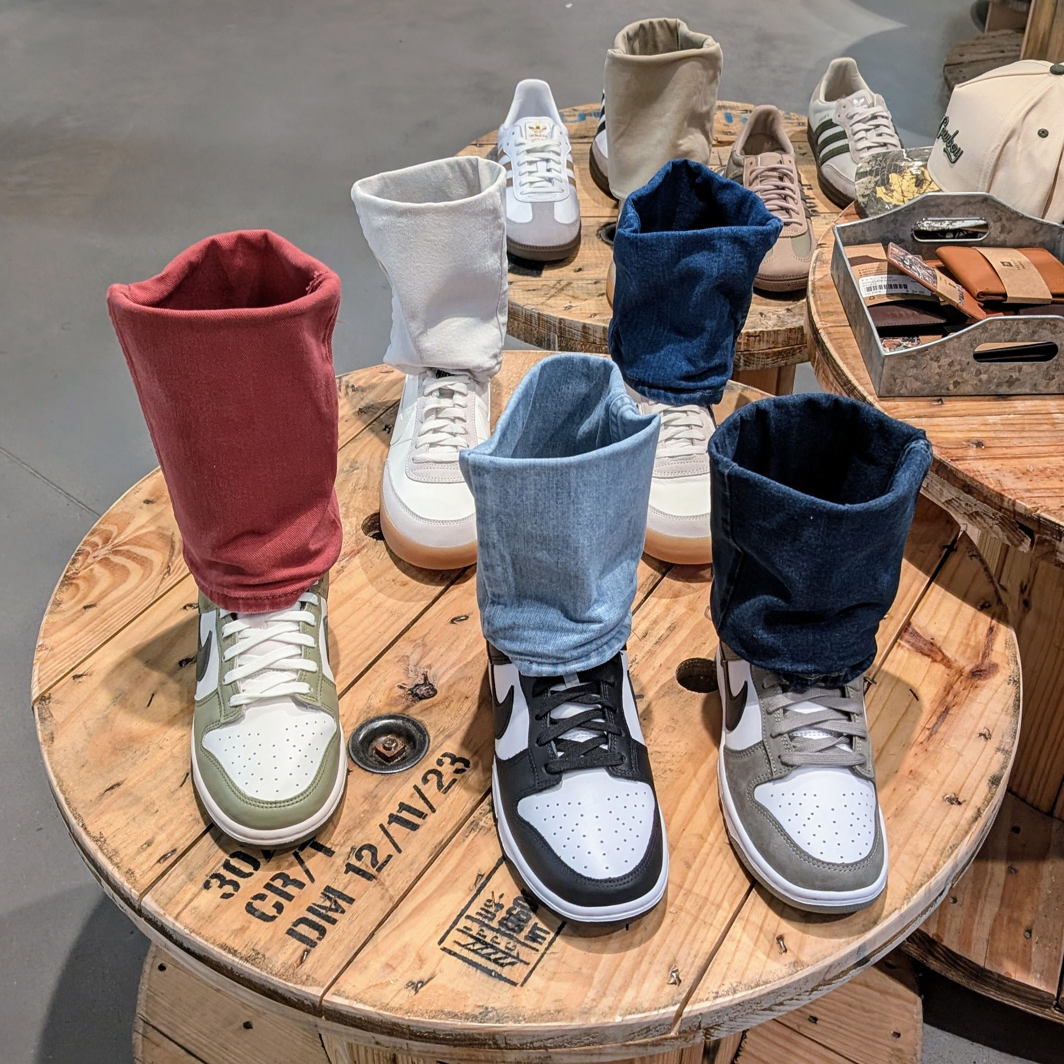 A casual shoe display with the Carsolit pant sleeves.